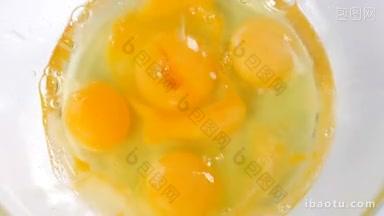 打碎玻璃碗里的鸡蛋新鲜的有机鸡蛋掉进碗里